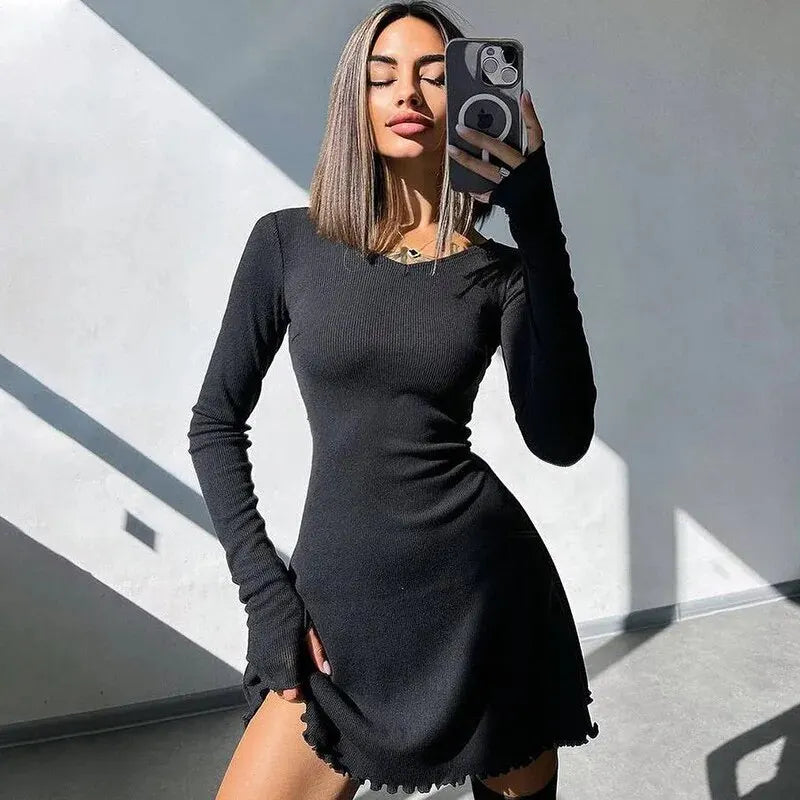 Kobieca sukienka mini slim fit z długim rękawem, elegancka, idealna na jesień/zimę.
