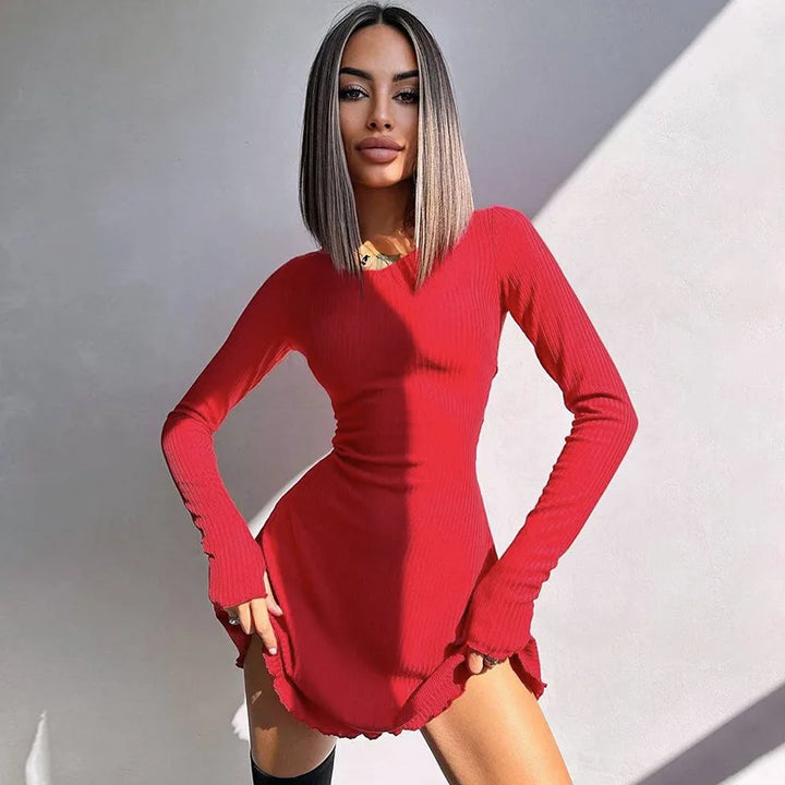 Stylowa sukienka mini z długim rękawem, dopasowany krój slim fit dla modnej kobiety.