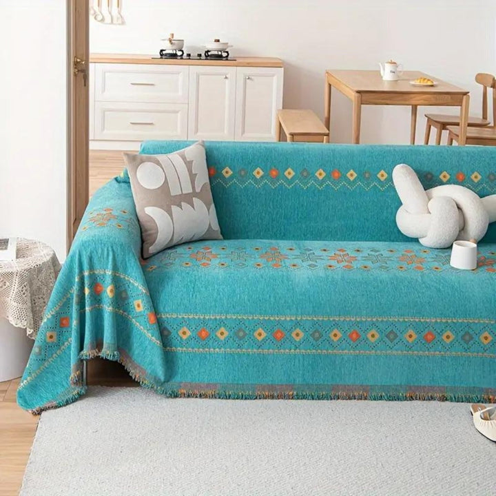 Uniwersalny koc boho z frędzlami jako narzuta na łóżko w sypialni. Stylowa dekoracja.