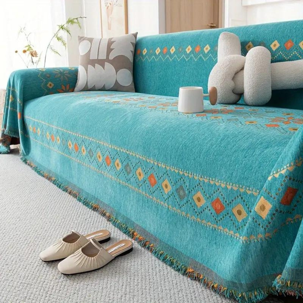 Koc boho z frędzlami, idealny do otulenia lub jako narzuta dekoracyjna na kanapie.