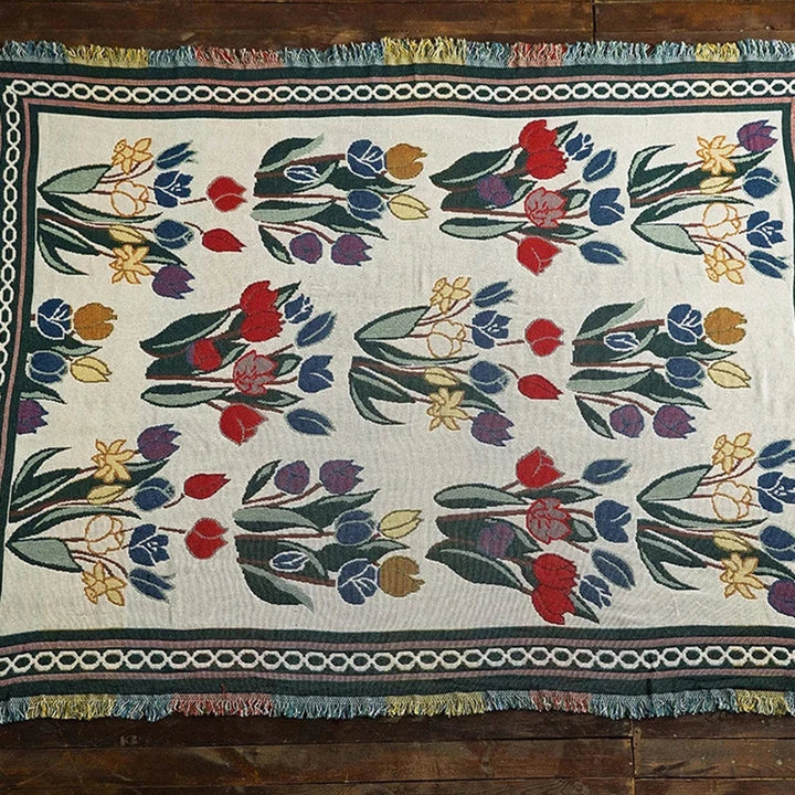 Zbliżenie na kwiatowy wzór koca kempingowego. Detale, kolory, vintage, dekoracyjny.