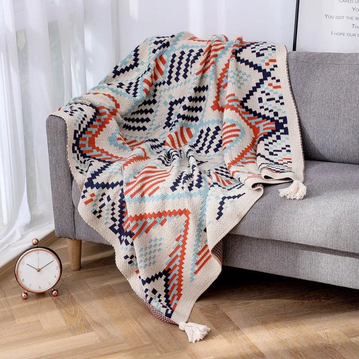 Przytulny pled boho nordic, idealny jako narzuta na kanapę lub koc do sypialni. Zapewnia komfort i ciepło w domu.