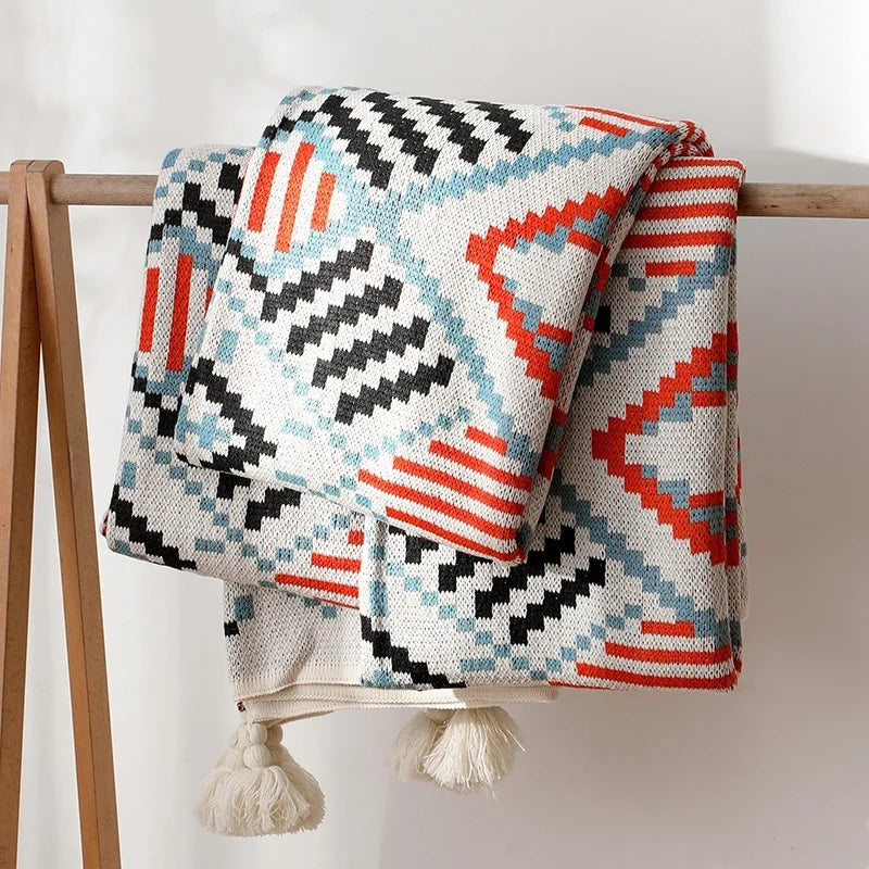 Stylowy koc narzuta nordic boho, doskonały jako pled na łóżko lub sofa. Dodaje przytulności i stylu do każdego wnętrza.