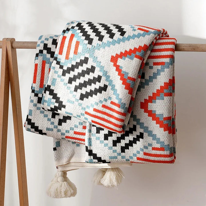 Stylowy koc narzuta nordic boho, doskonały jako pled na łóżko lub sofa. Dodaje przytulności i stylu do każdego wnętrza.