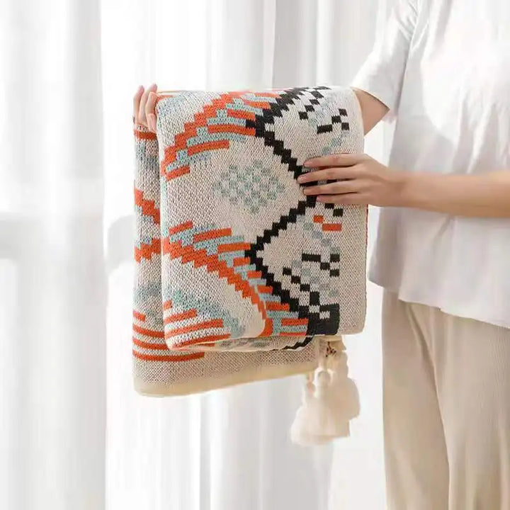 Wielofunkcyjny koc pled narzuta w stylu nordic boho. Idealny do sypialni i salonu. Miękki, komfortowy element dekoracji.