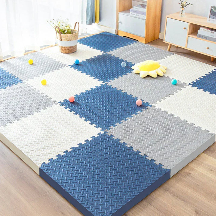 Piankowa mata puzzle izolująca od zimna podłogi, doskonała do zabawy i raczkowania dla niemowląt.