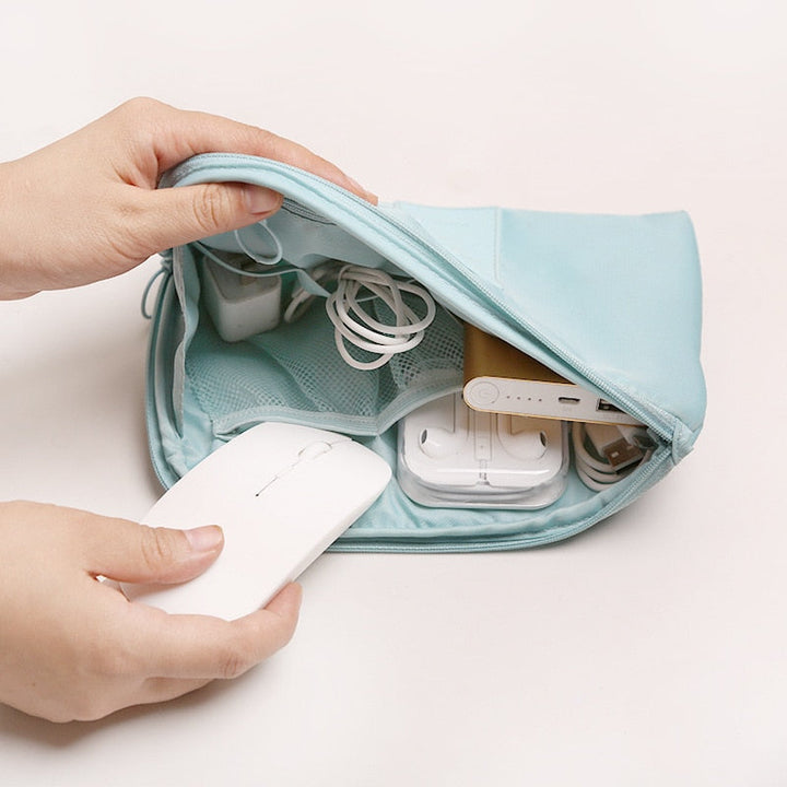 Organizer podróżny na kable, ładowarki i gadżety. Wodoodporny, zapewnia porządek w elektronice.