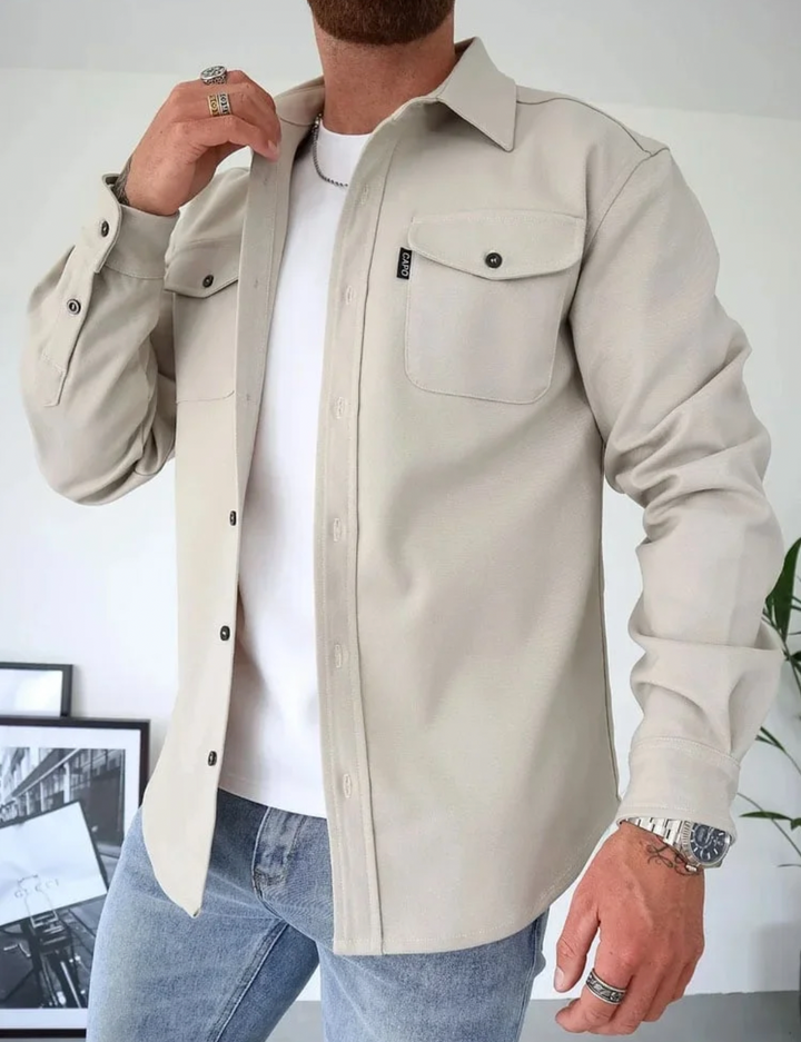 Mężczyzna w modnej koszuli Ivan slim fit. Nowoczesny styl, idealny na casualowe wyjścia. Męska odzież.