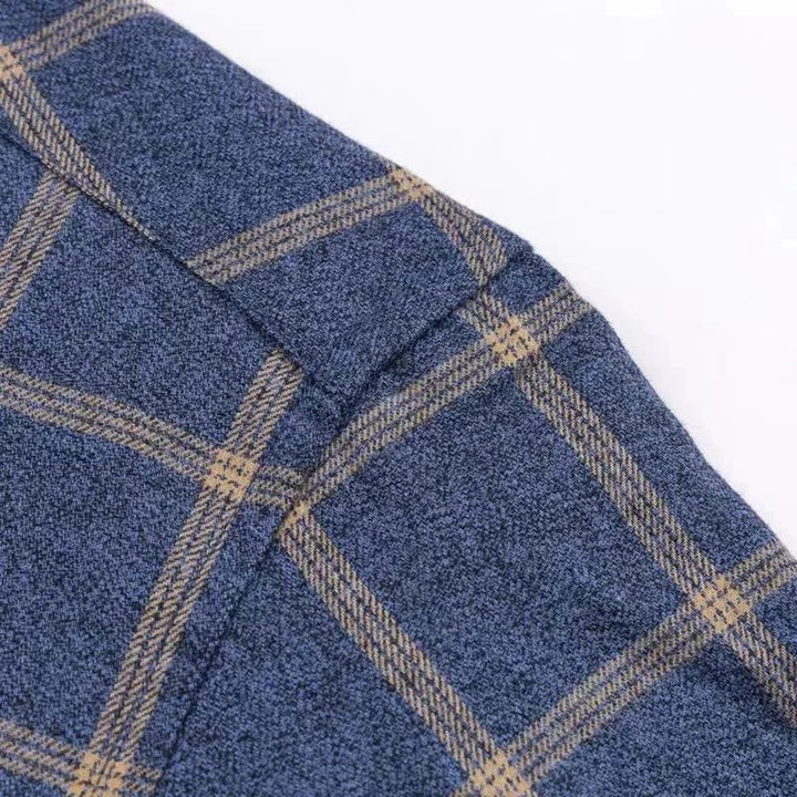 Elegancka koszula męska w klasyczną kratę, zbliżenie na materiał i kołnierzyk