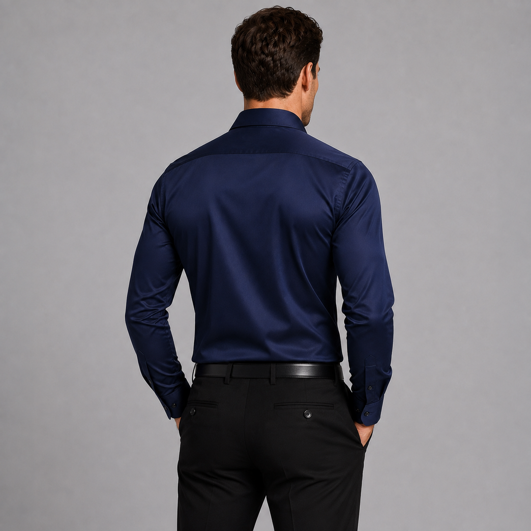 Widok z tyłu na męską granatową koszulę slim fit