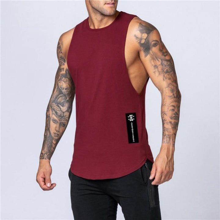 Męski tank top treningowy na siłownię z naszywką, odzież sportowa bez rękawów do fitnessu.