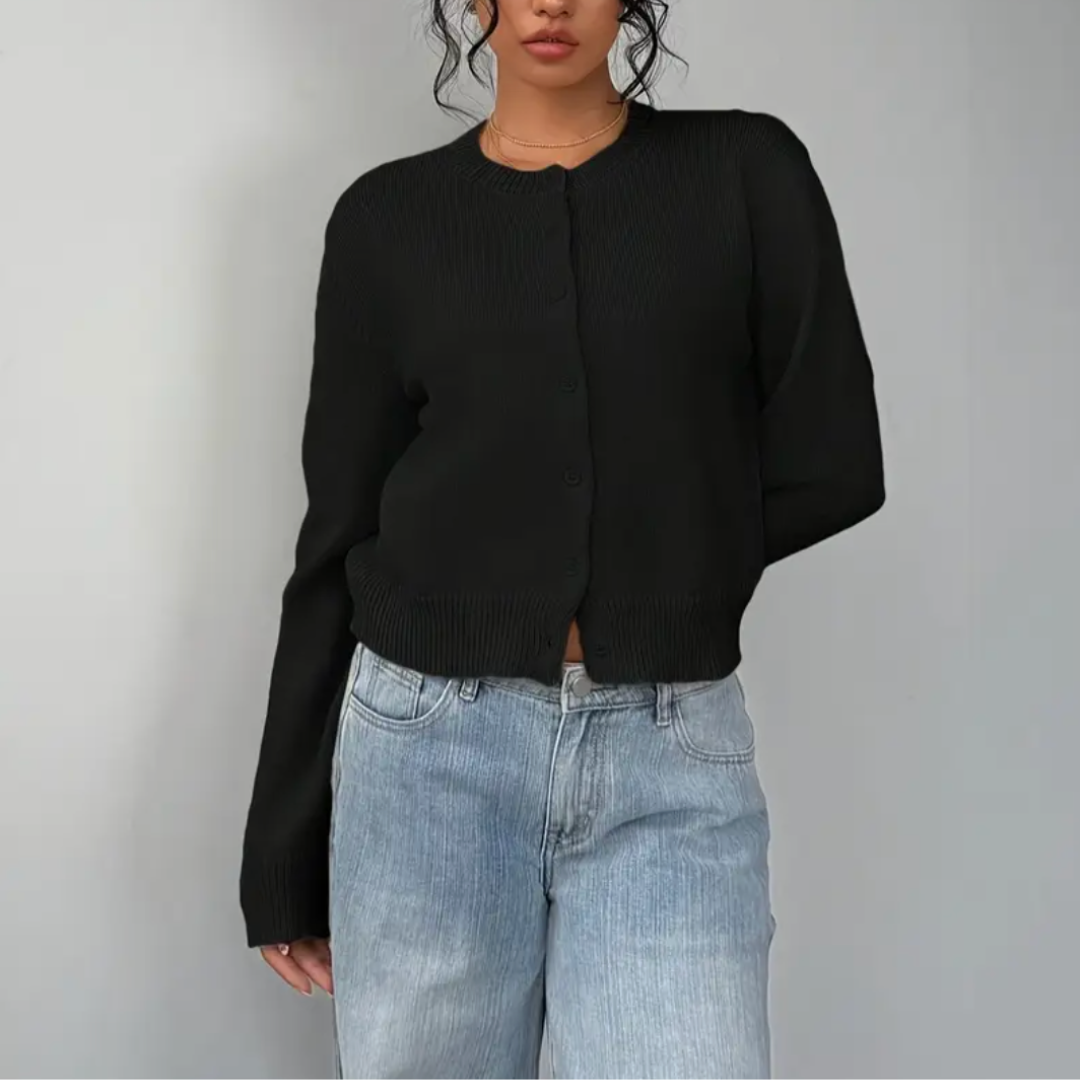 Stylowy krótki kardigan damski casual w zbliżeniu na fakturę materiału