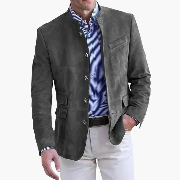 Elegancka szara marynarka męska o dopasowanym kroju na jasnym tle