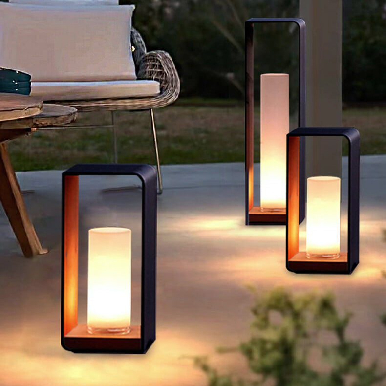 Minimalistyczna lampa LED emitująca światło w dół, subtelne oświetlenie tarasu.