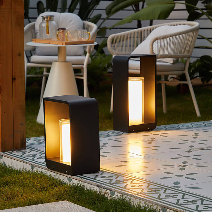Nowoczesna kwadratowa lampa LED przy domu, stylowe oświetlenie elewacji.