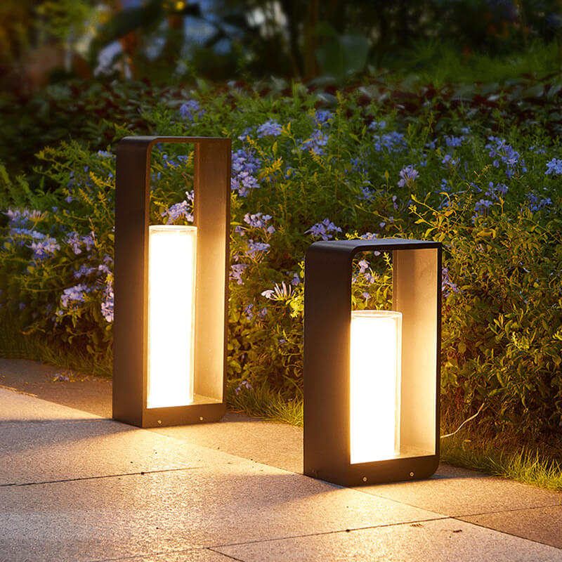 Wodoodporna lampa LED kwadratowa, odporna na warunki atmosferyczne w ogrodzie.