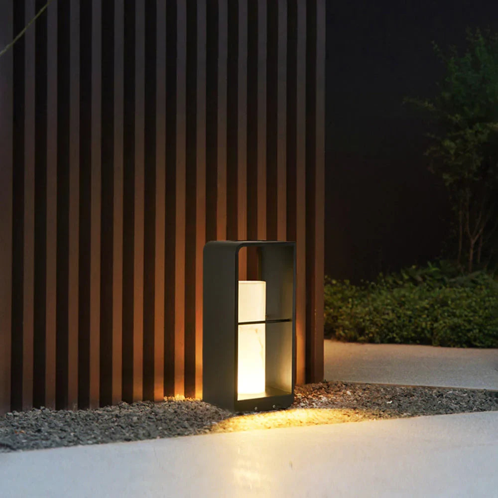 Lampa solarna LED IP65, kwadratowy słupek. Oświetlenie zewnętrzne ogrodu z ciepłą bielą, trwała dekoracja.