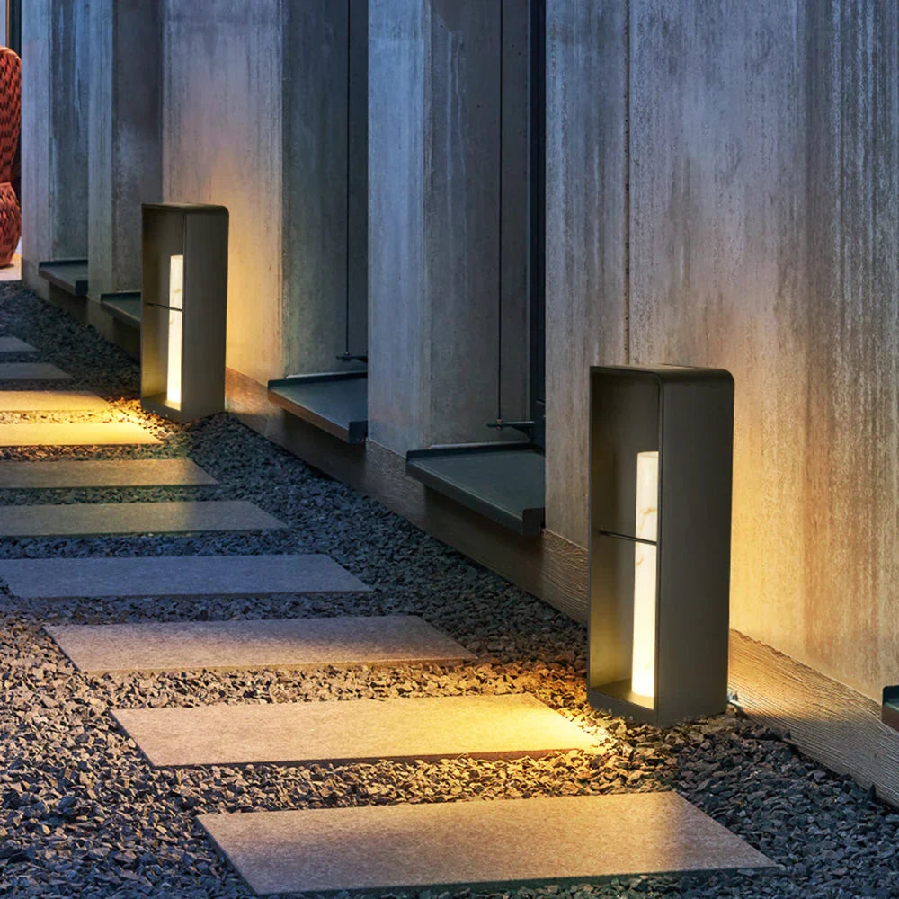 Kwadratowa lampa LED z ciepłą bielą, słupek oświetleniowy do ogrodu. Nowoczesna dekoracja ścieżek.