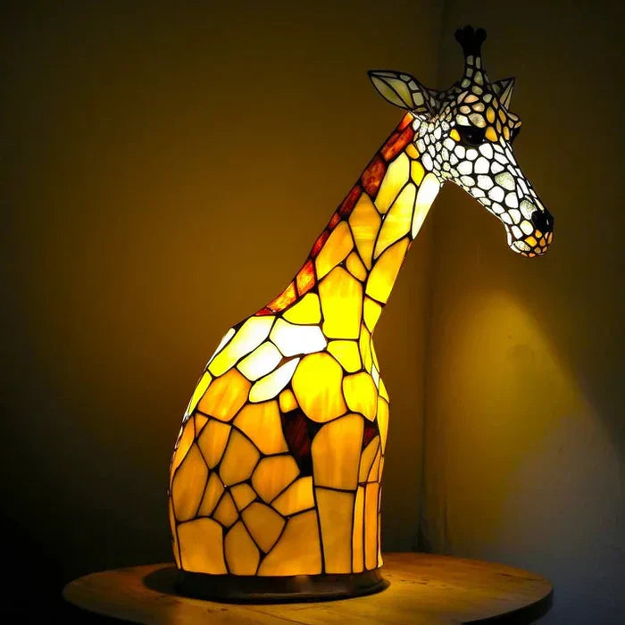Ozdobna lampa witrażowa o unikalnym kształcie na tle roślin