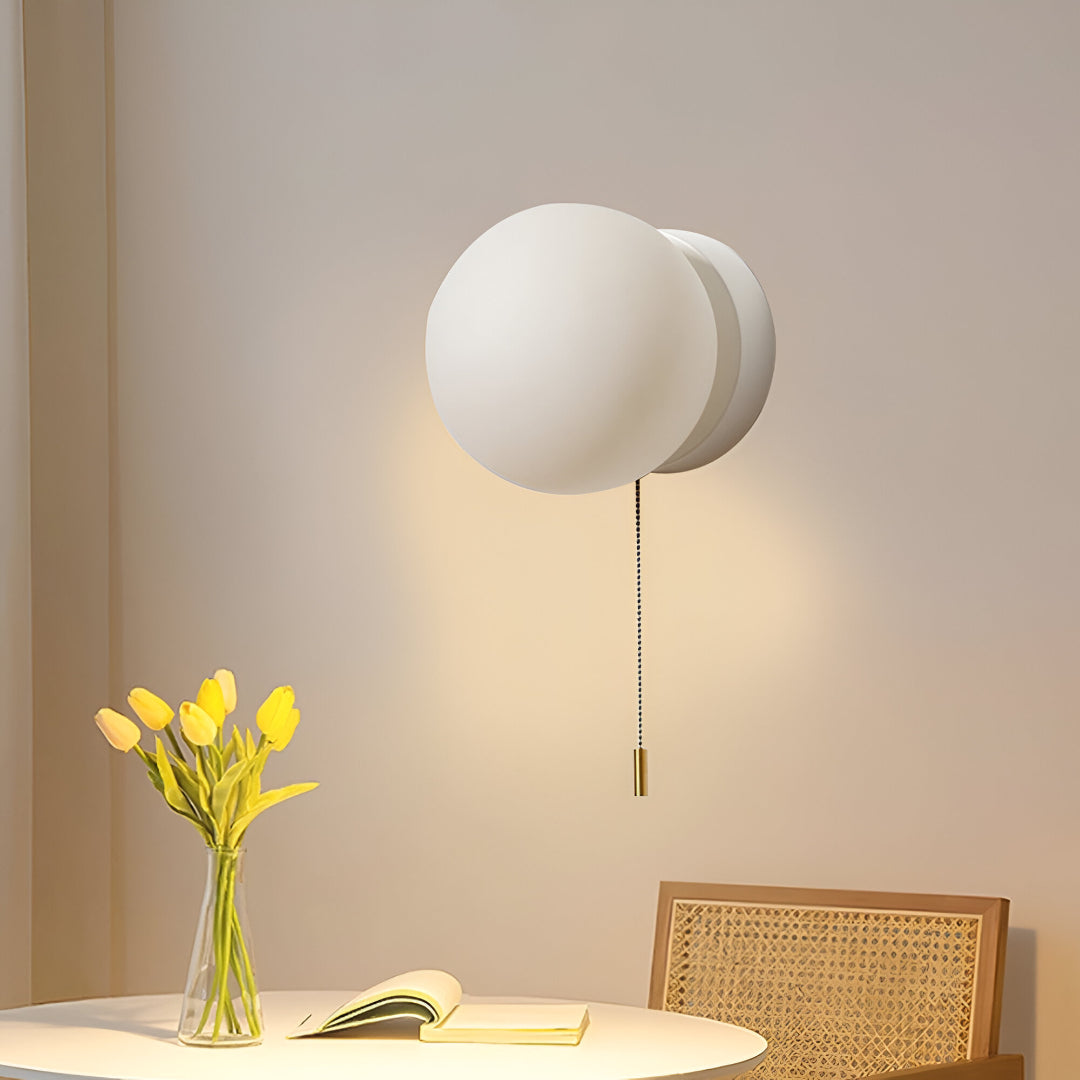 Funkcjonalna lampa ścienna LED z łańcuszkowym włącznikiem. Design skandynawski, idealna do nowoczesnego salonu.