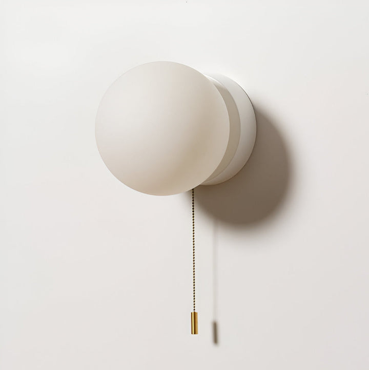 Minimalistyczna lampa ścienna LED skandynawska ze szklanym kloszem. Oświetlenie do korytarza, sypialni, salonu.