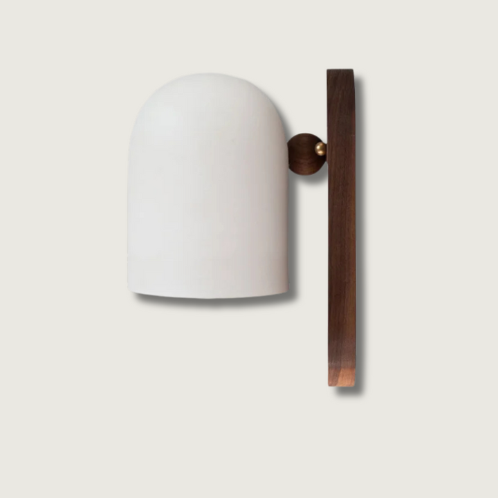 Lampa ścienna w stylu wabi-sabi z naturalnego drewna orzechowego. Idealne oświetlenie do sypialni i salonu.