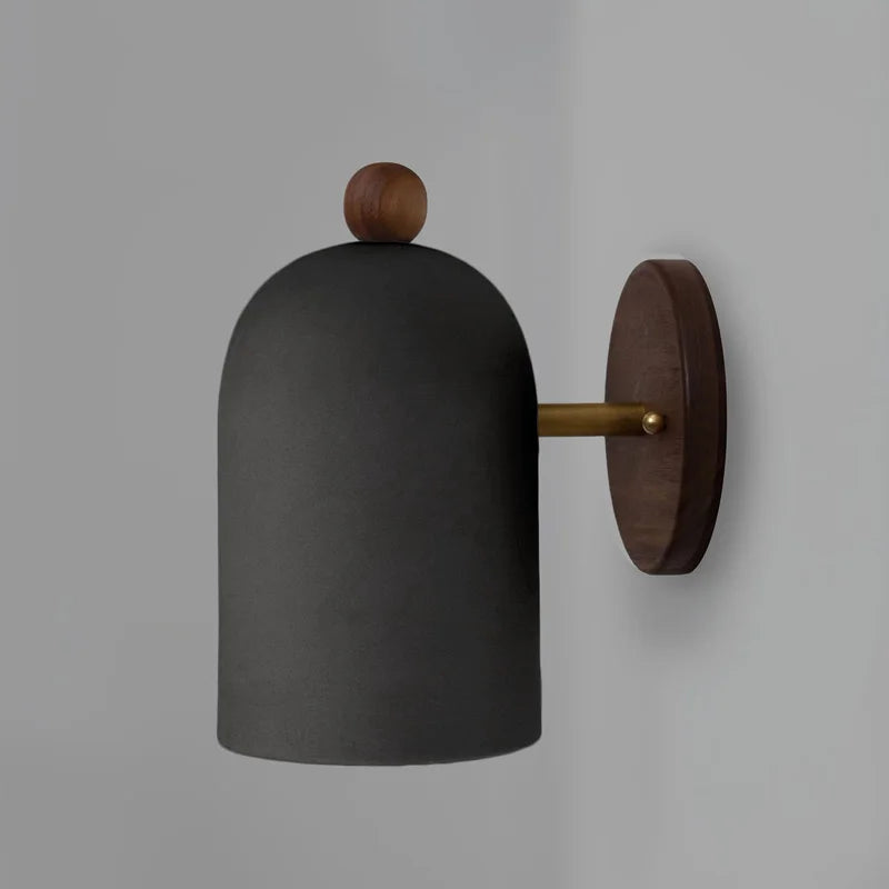 Elegancka lampa ścienna wabi-sabi z orzecha. Drewniane oświetlenie do salonu, sypialni. Minimalistyczny design.