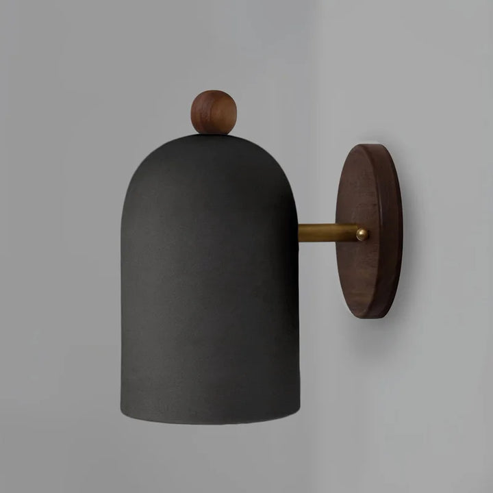 Elegancka lampa ścienna wabi-sabi z orzecha. Drewniane oświetlenie do salonu, sypialni. Minimalistyczny design.