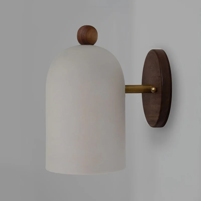 Przytulna lampa ścienna z drewna orzechowego. Minimalistyczny design do nowoczesnych wnętrz salonu lub sypialni.