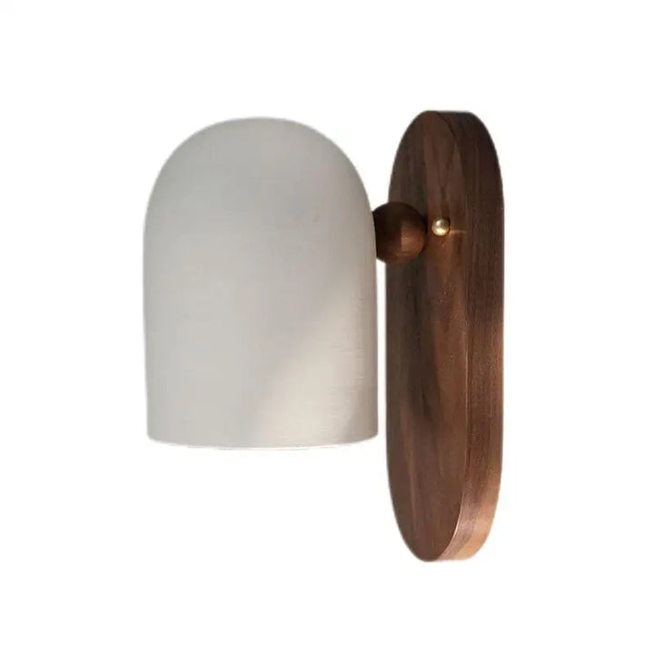 Nowoczesna lampa ścienna z orzecha. Minimalistyczny design w stylu wabi-sabi do wnętrz i oświetlenia.