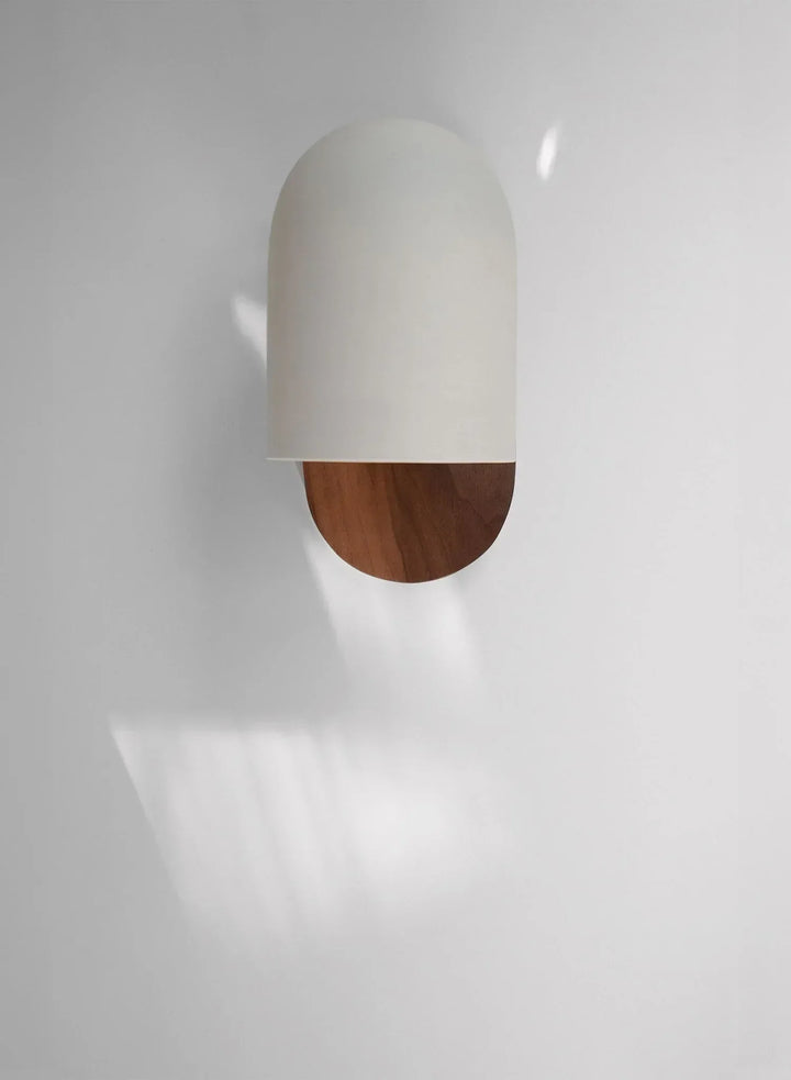 Lampa ścienna wabi-sabi. Unikatowy design z naturalnego drewna orzechowego. Przytulne oświetlenie wnętrz domu.