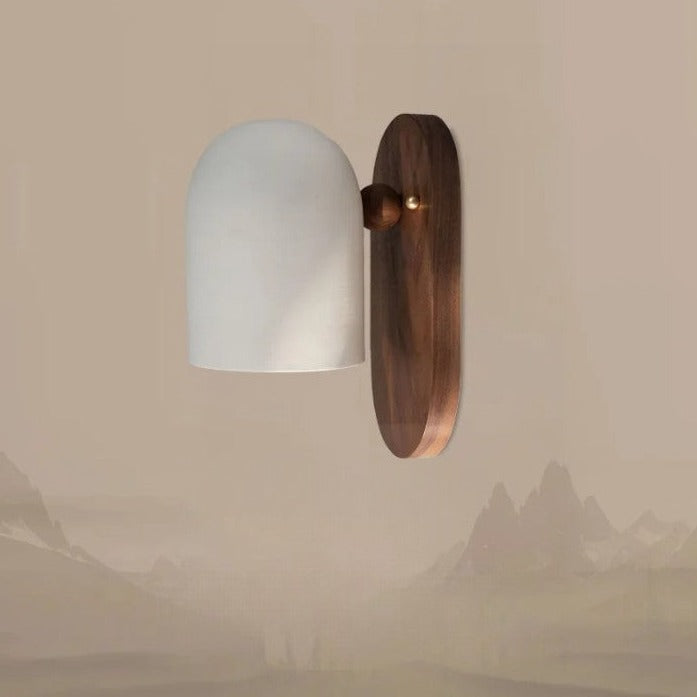 Minimalistyczna lampa ścienna z drewna orzechowego. Designerskie oświetlenie idealne do sypialni i salonu.