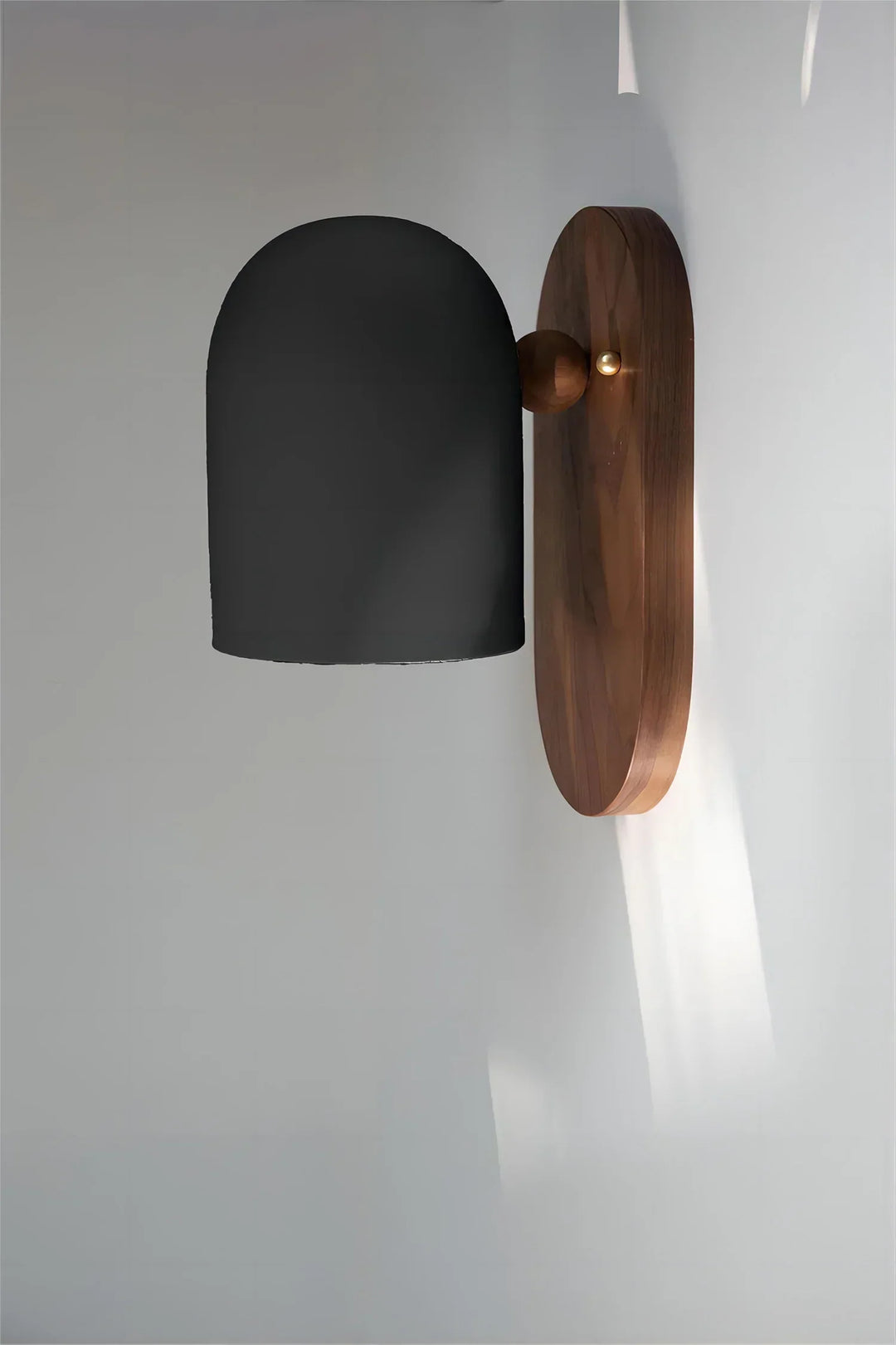 Przytulna lampa ścienna z orzecha, styl wabi-sabi. Drewniane oświetlenie idealne do domowego salonu.