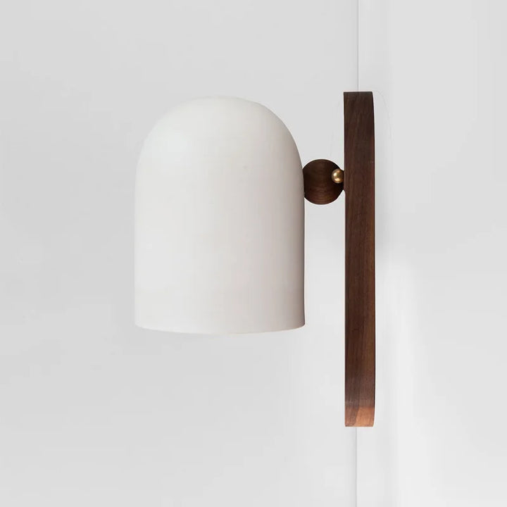 Lampa ścienna do sypialni w stylu wabi-sabi. Drewno orzechowe i minimalistyczny design dla domowych wnętrz.