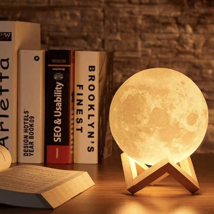Nastrojowa lampa nocna księżyc 3D, tworząca ciepłe oświetlenie ambientowe i relaksującą atmosferę w pokoju.