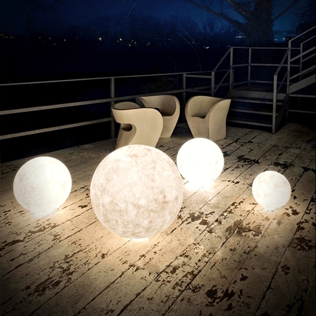 Bezprzewodowa lampa księżyc 3D z intuicyjnym sterowaniem dotykowym i nowoczesną drewnianą podstawką.