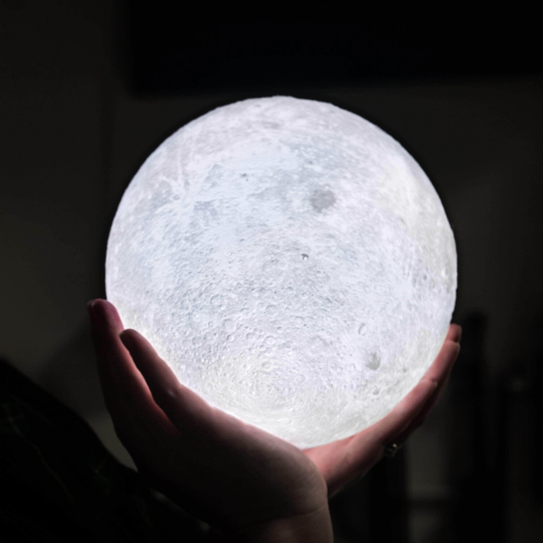 Oświetlenie ambientowe: lampa księżyc 3D wykonana w technologii druku 3D, idealna do sypialni i salonu.