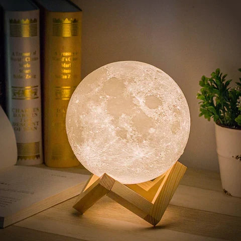 Dekoracyjna lampa księżyc 3D z unikalną teksturą i stabilną drewnianą podstawką, stylowy element wnętrza.