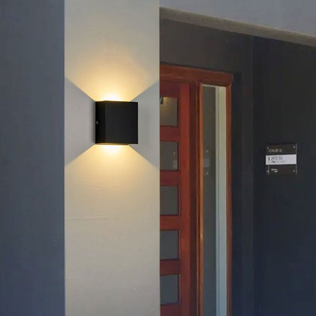 Funkcjonalna lampa LED zewnętrzna z czujnikiem ruchu, oświetlenie bezpieczeństwa na posesję.
