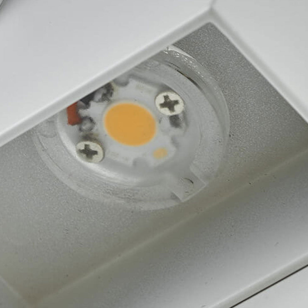Lampa LED ścienna z czujnikiem ruchu, nowoczesne i energooszczędne oświetlenie zewnętrzne do domu.