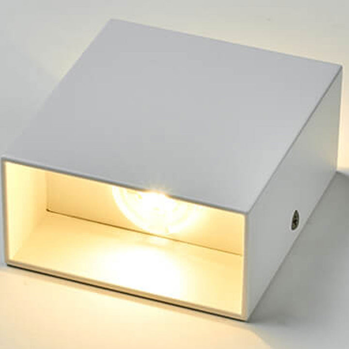 Zewnętrzna lampa LED z czujnikiem ruchu, inteligentne oświetlenie do ogrodu, komfort i bezpieczeństwo.