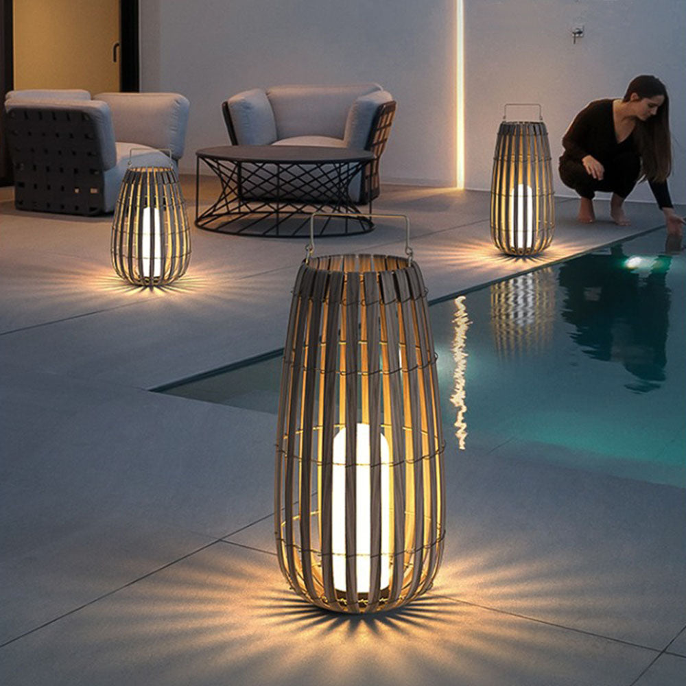 Stylowe oświetlenie ogrodowe LED vintage, solarna lampa na taras w klasycznym designie.