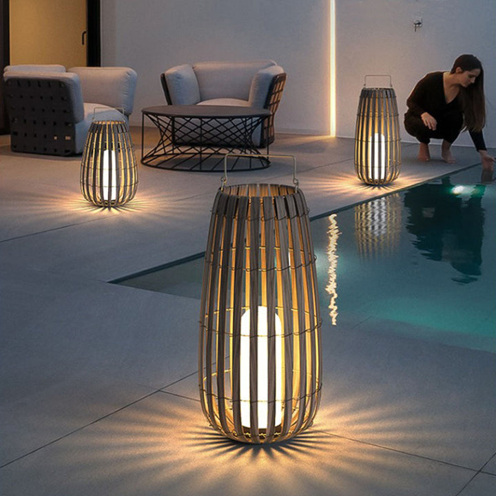 Stylowe oświetlenie ogrodowe LED vintage, solarna lampa na taras w klasycznym designie.