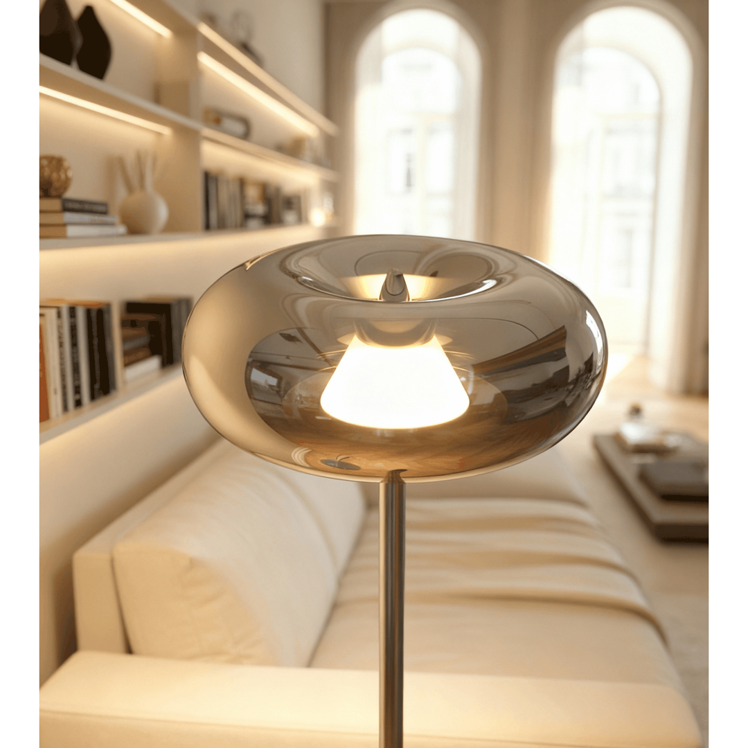 Elegancka czarna lampa podłogowa LED. Minimalistyczny design, idealna jako dekoracja i oświetlenie salonu.