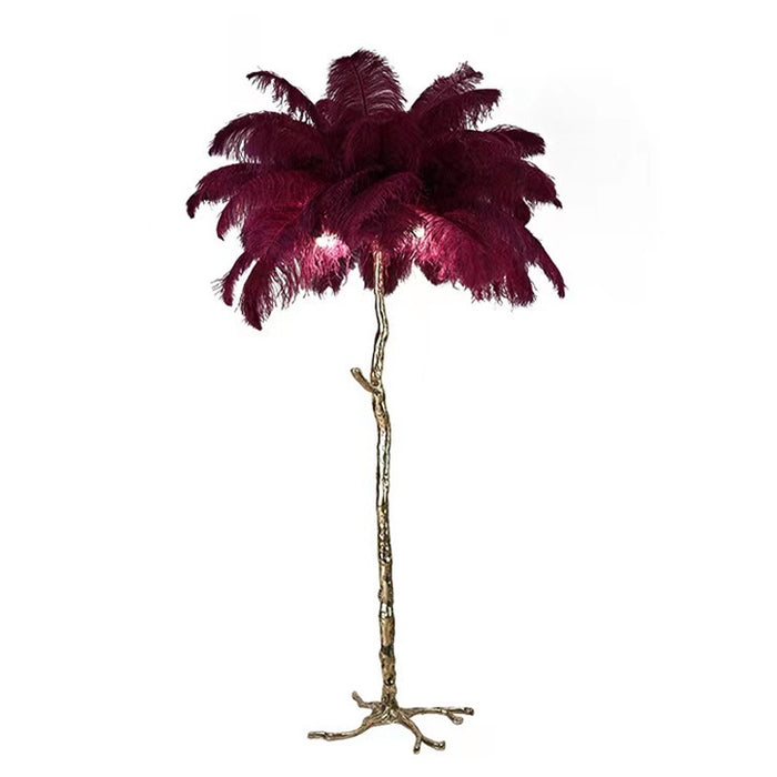 Piękna lampa podłogowa z piórami strusia, eleganckie oświetlenie do salonu lub sypialni.