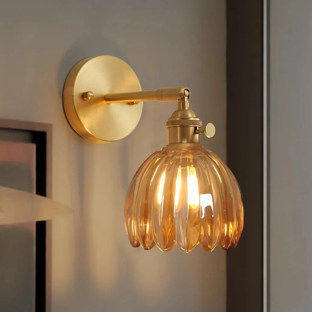 Szklana lampa ścienna vintage o subtelnym designie