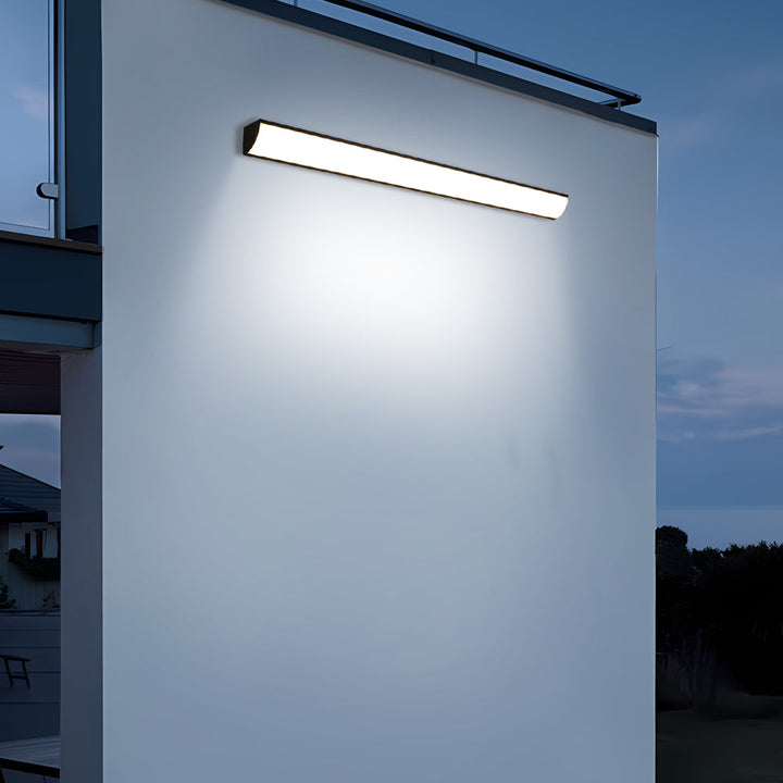 Czarna lampa elewacyjna LED emitująca dekoracyjne światło