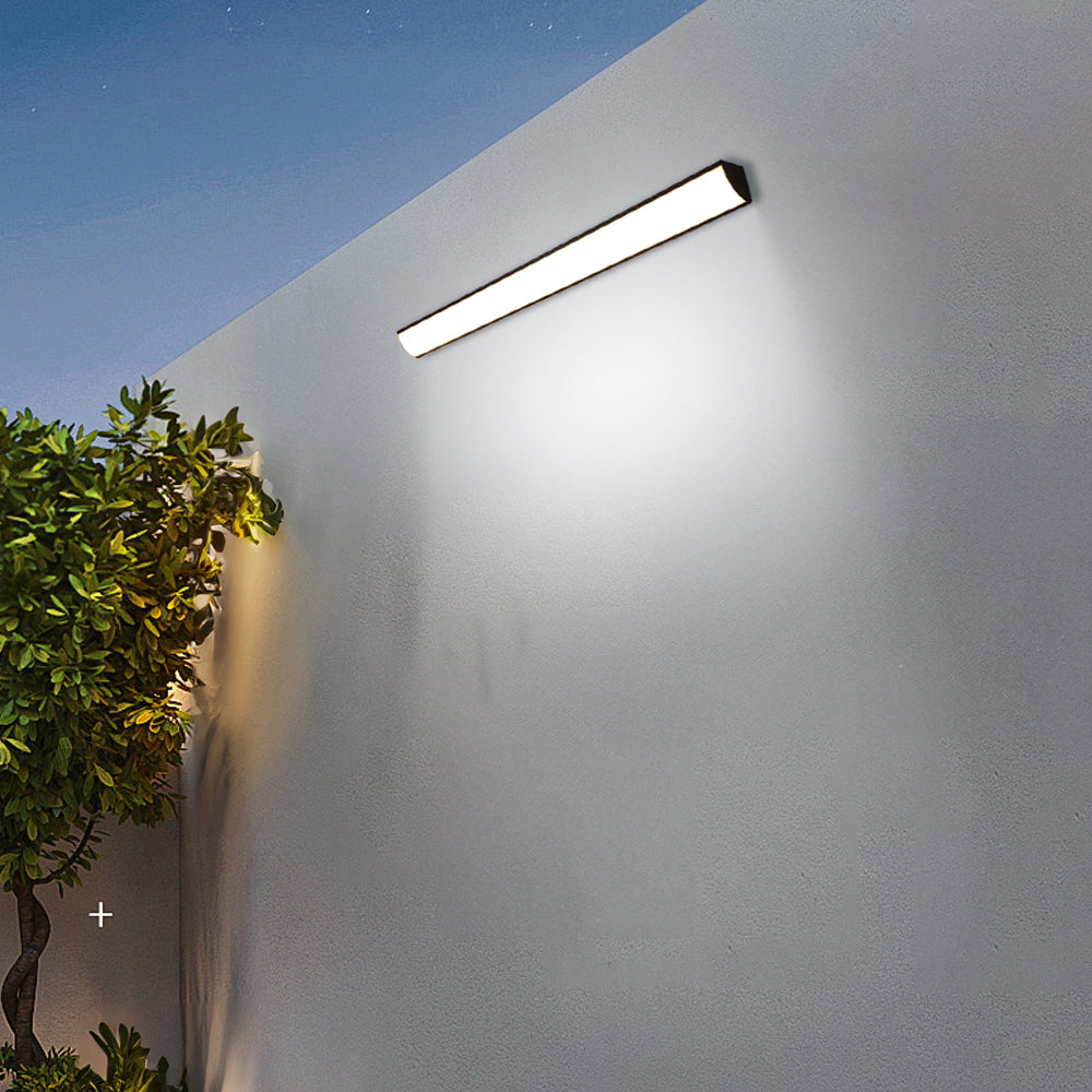 Zewnętrzna lampa ścienna LED oświetlająca białą ścianę budynku w nocy