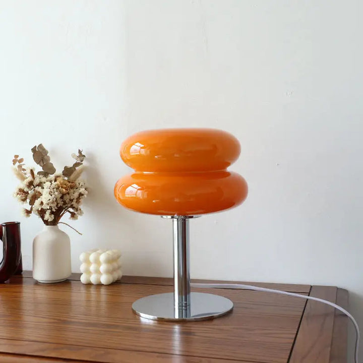 Designerska lampa stołowa Bauhaus. Minimalistyczny design i nowoczesna estetyka, idealna do dekoracji wnętrz.