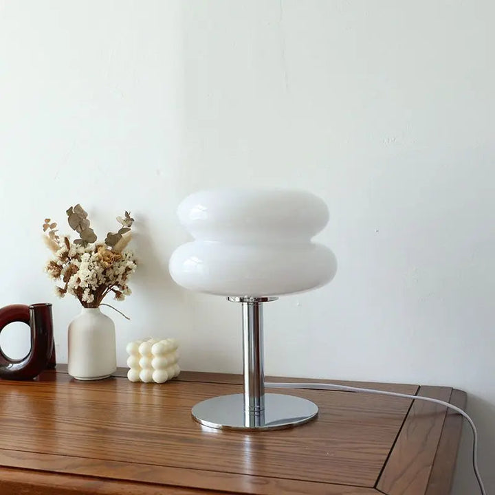 Elegancka lampa stołowa Bauhaus na biurku. Bezprzewodowa lampka LED, idealna do pracy i nauki w nowoczesnym wnętrzu.